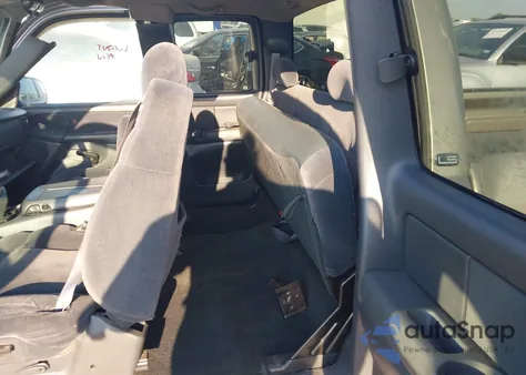 2001 Chevrolet Silverado 1500 Ls z USA, uszkodzony, nr VIN 2GCEC19V711222395